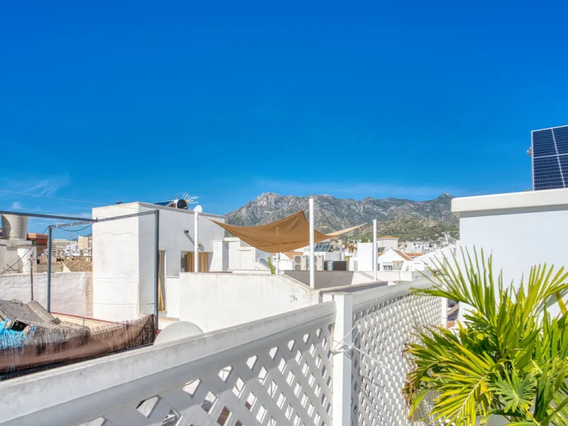 Elegant house in the heart of Marbella, next to the old town and just 1 minute walk from the promenade and the beaches of the city centre.