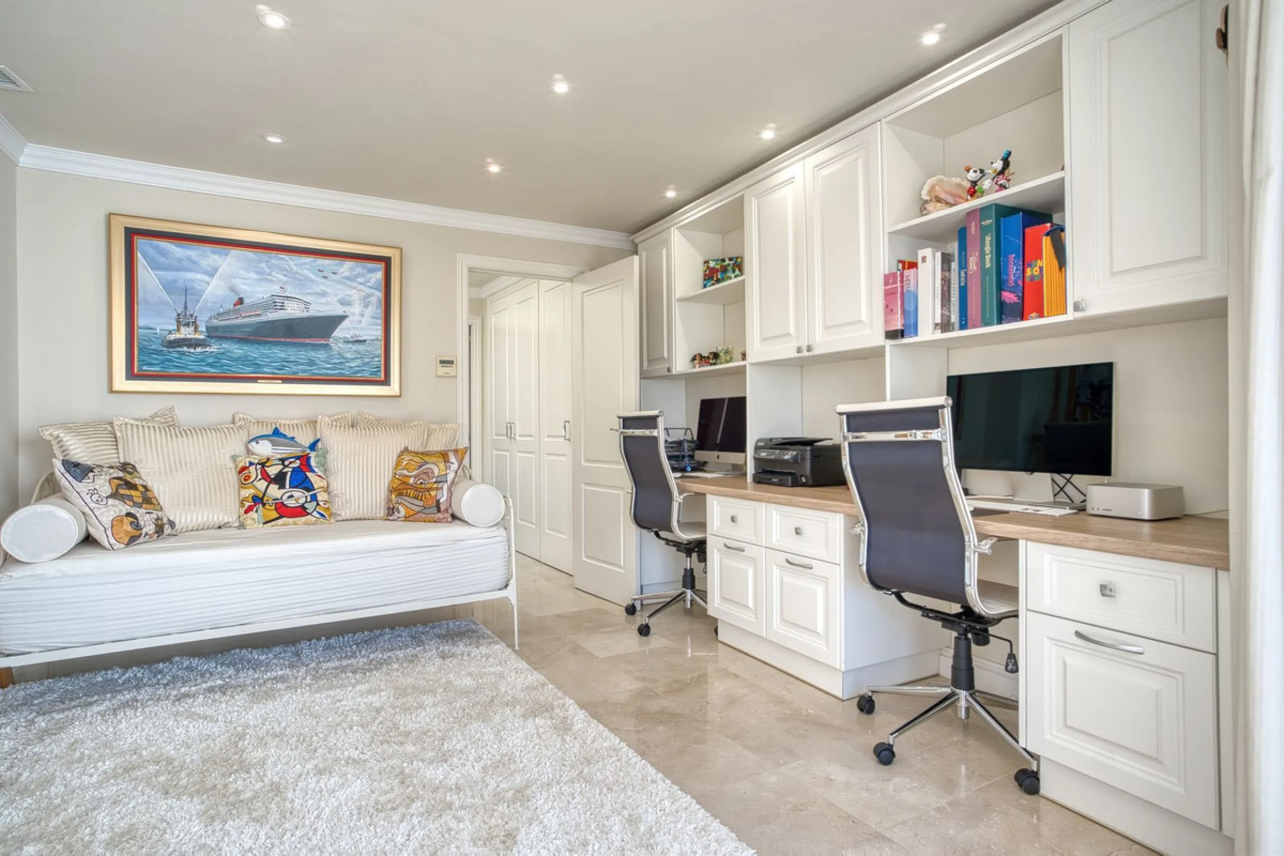 Elegant house in the heart of Marbella, next to the old town and just 1 minute walk from the promenade and the beaches of the city centre.