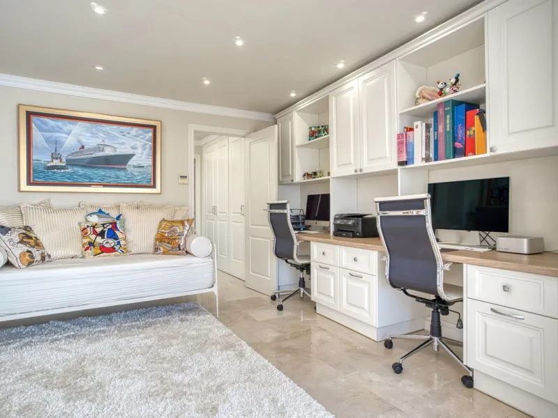 Elegant house in the heart of Marbella, next to the old town and just 1 minute walk from the promenade and the beaches of the city centre.