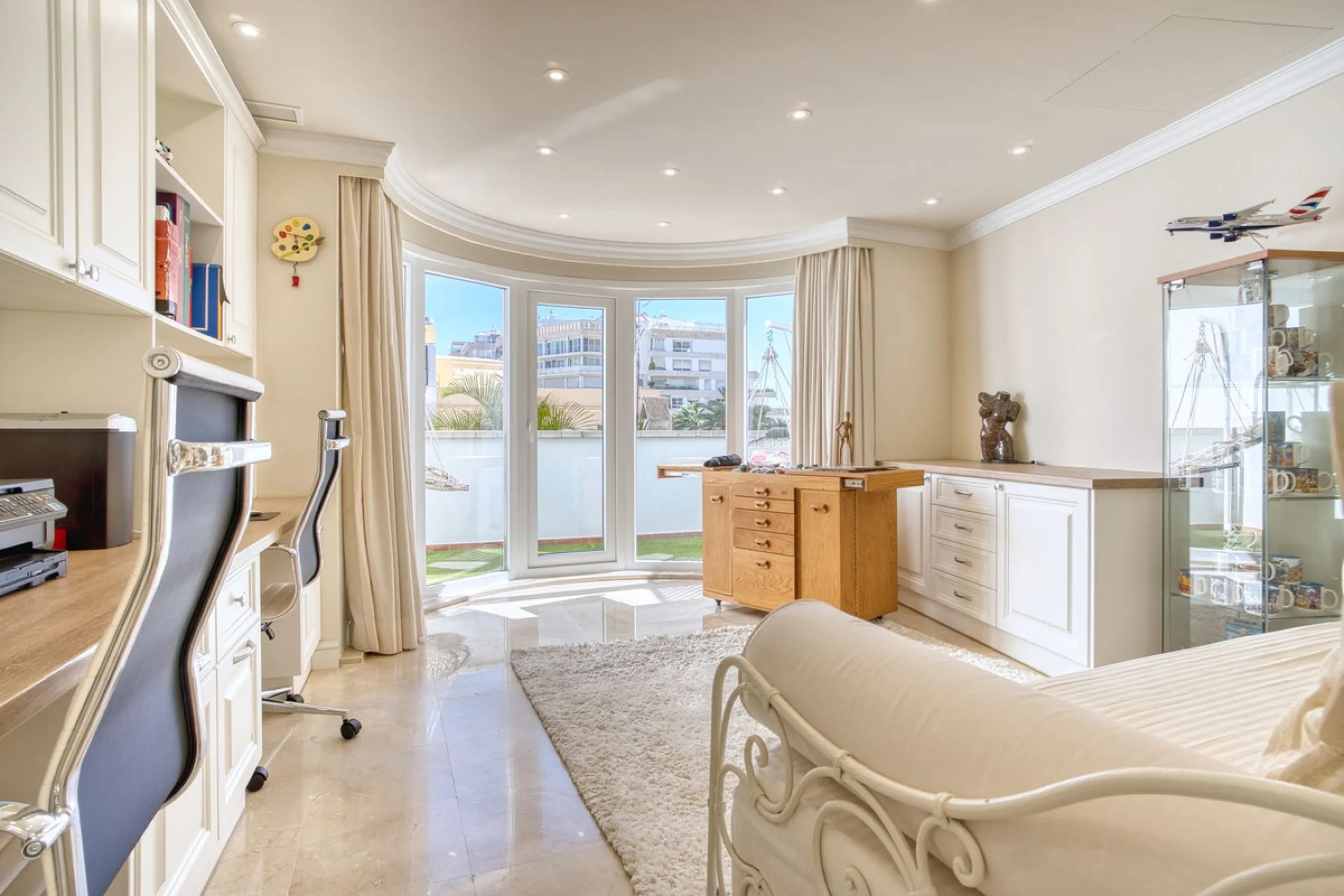 Elegant house in the heart of Marbella, next to the old town and just 1 minute walk from the promenade and the beaches of the city centre.