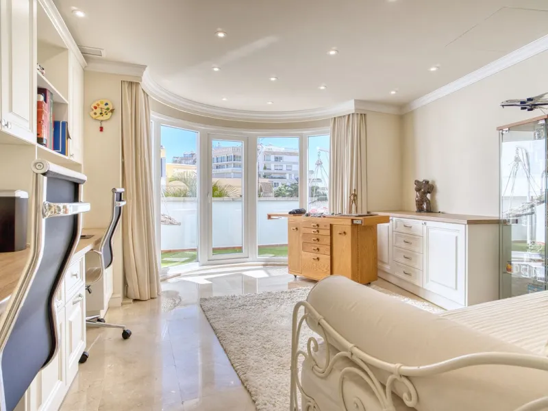 Elegant house in the heart of Marbella, next to the old town and just 1 minute walk from the promenade and the beaches of the city centre.