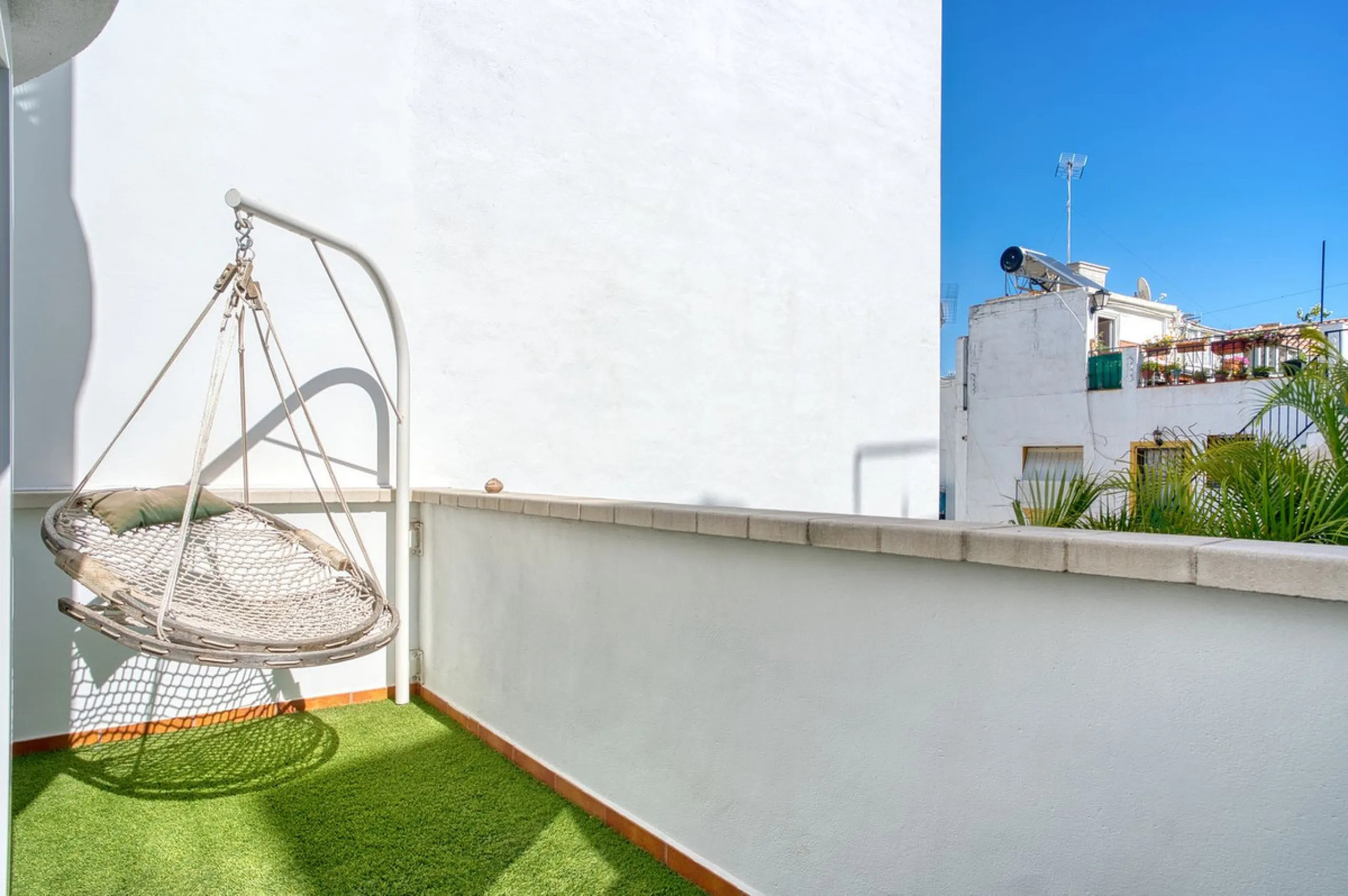 Elegant house in the heart of Marbella, next to the old town and just 1 minute walk from the promenade and the beaches of the city centre.
