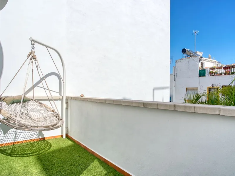 Elegant house in the heart of Marbella, next to the old town and just 1 minute walk from the promenade and the beaches of the city centre.