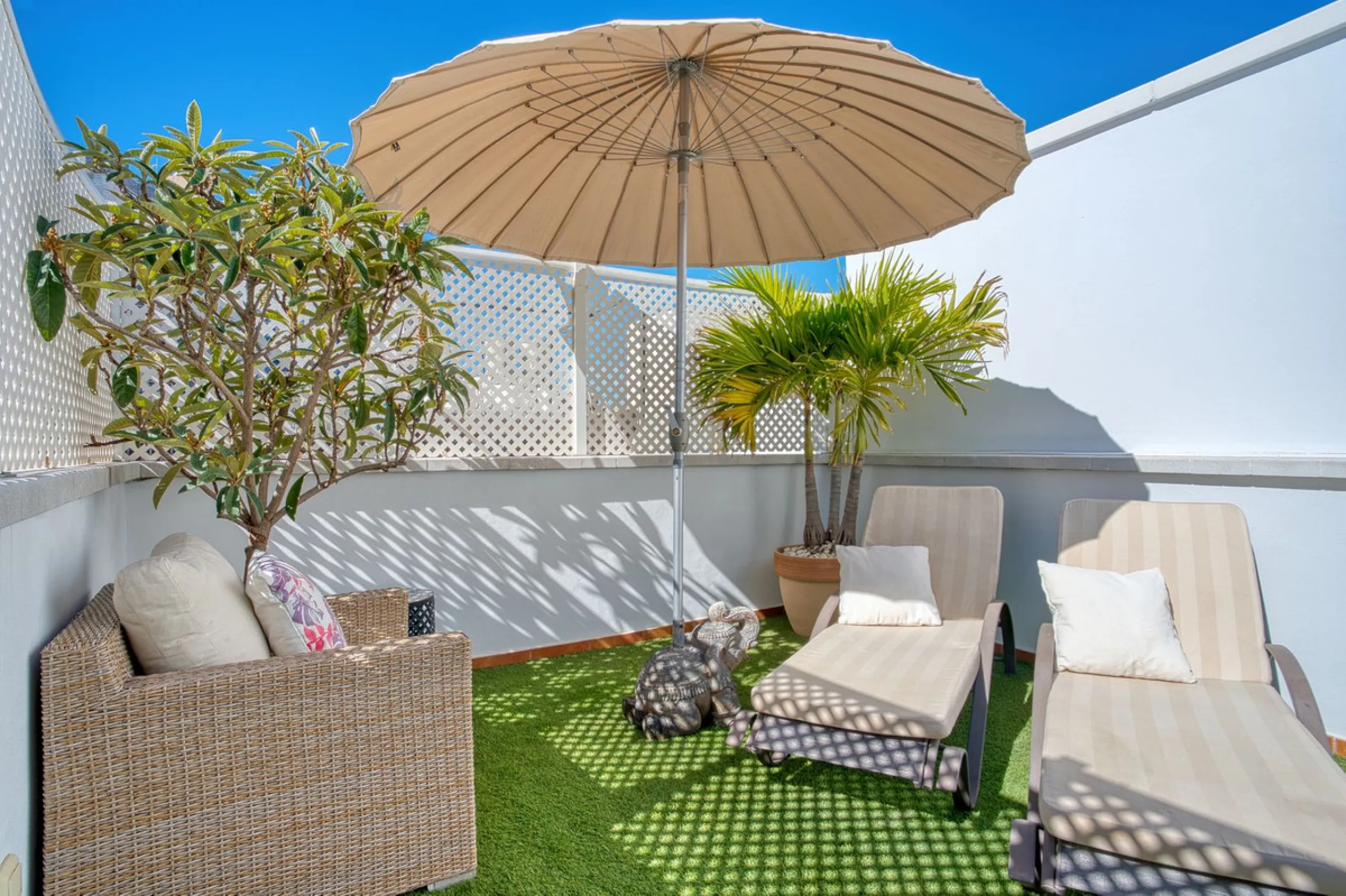 Elegant house in the heart of Marbella, next to the old town and just 1 minute walk from the promenade and the beaches of the city centre.