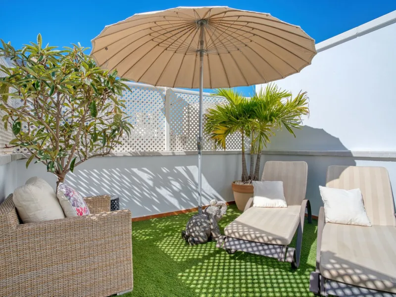 Elegant house in the heart of Marbella, next to the old town and just 1 minute walk from the promenade and the beaches of the city centre.