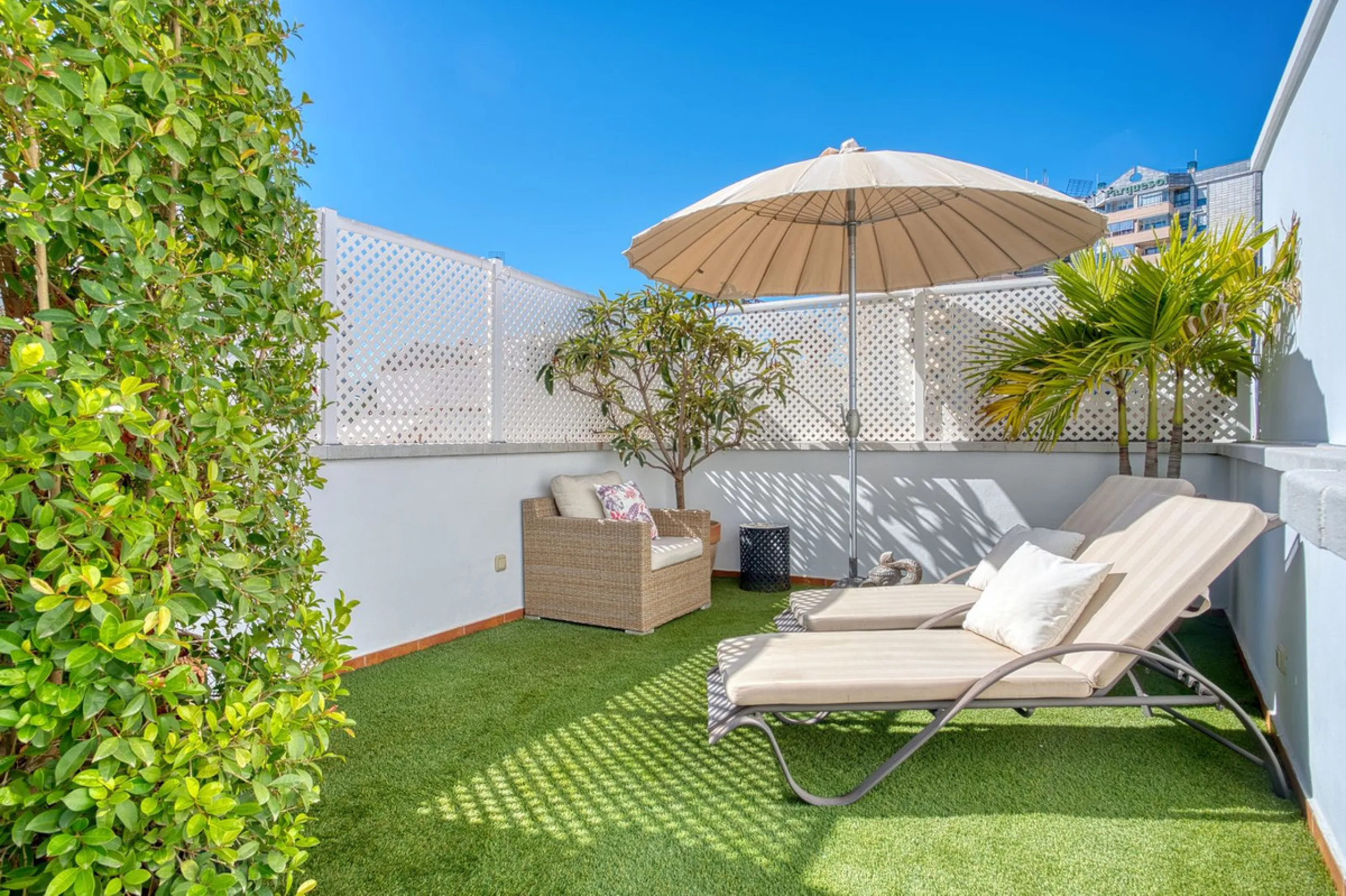 Elegant house in the heart of Marbella, next to the old town and just 1 minute walk from the promenade and the beaches of the city centre.