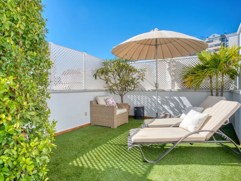 Elegant house in the heart of Marbella, next to the old town and just 1 minute walk from the promenade and the beaches of the city centre.
