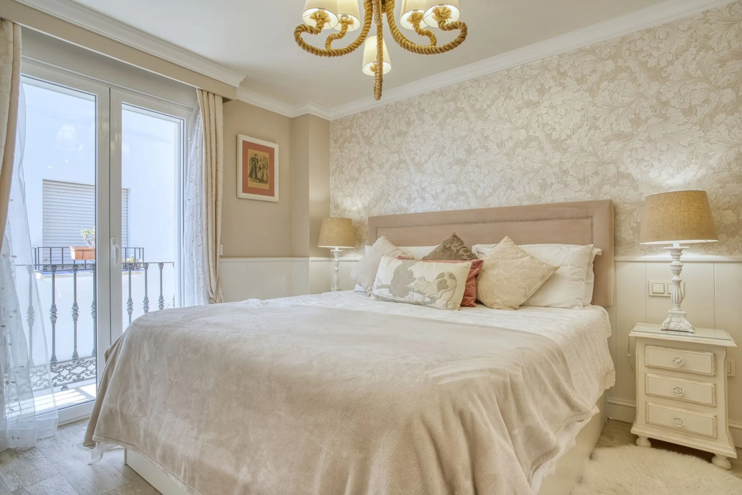 Elegant house in the heart of Marbella, next to the old town and just 1 minute walk from the promenade and the beaches of the city centre.