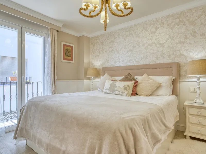 Elegant house in the heart of Marbella, next to the old town and just 1 minute walk from the promenade and the beaches of the city centre.