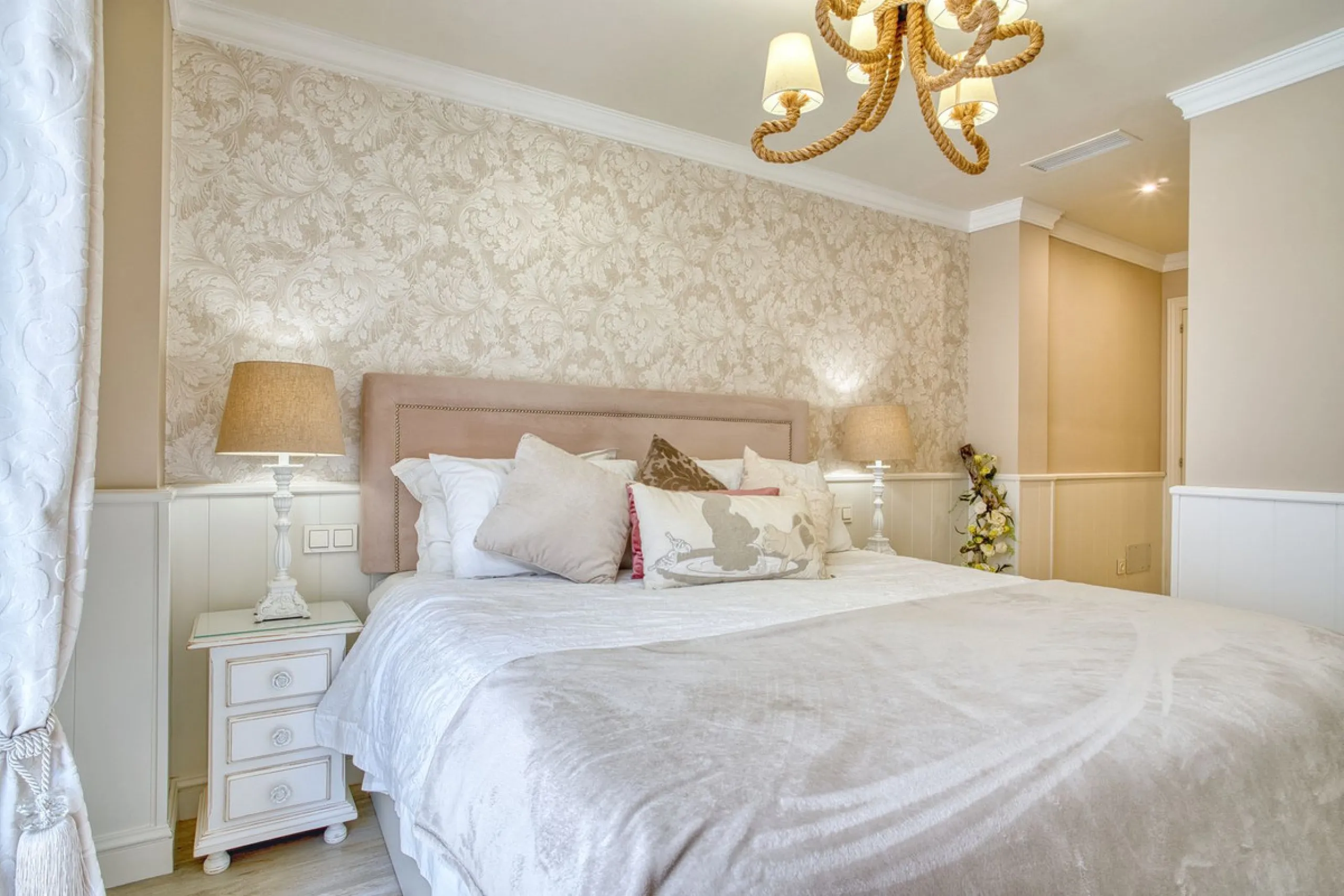 Elegant house in the heart of Marbella, next to the old town and just 1 minute walk from the promenade and the beaches of the city centre.