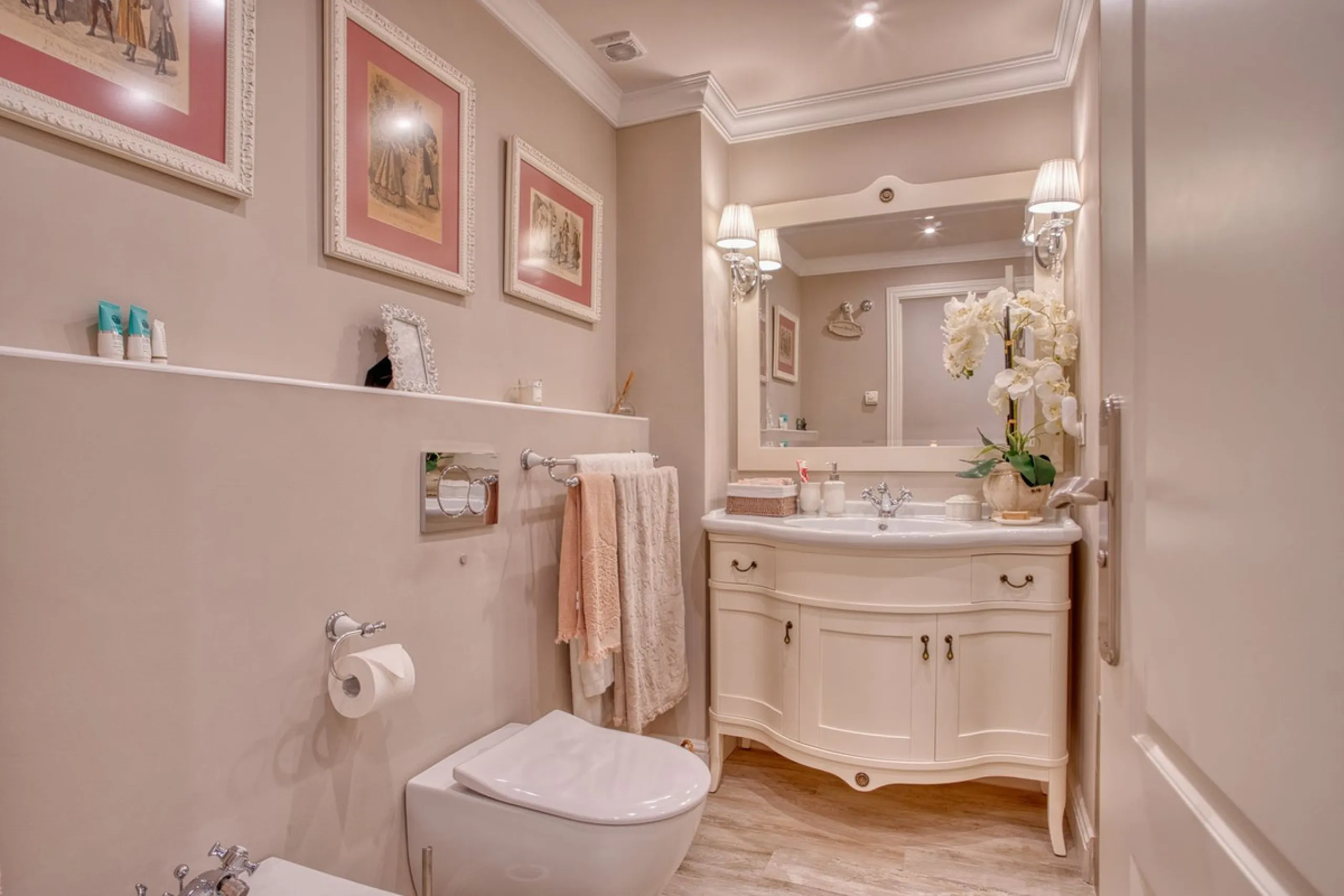 Elegant house in the heart of Marbella, next to the old town and just 1 minute walk from the promenade and the beaches of the city centre.
