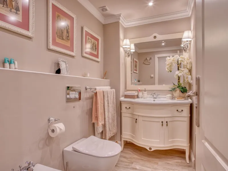 Elegant house in the heart of Marbella, next to the old town and just 1 minute walk from the promenade and the beaches of the city centre.