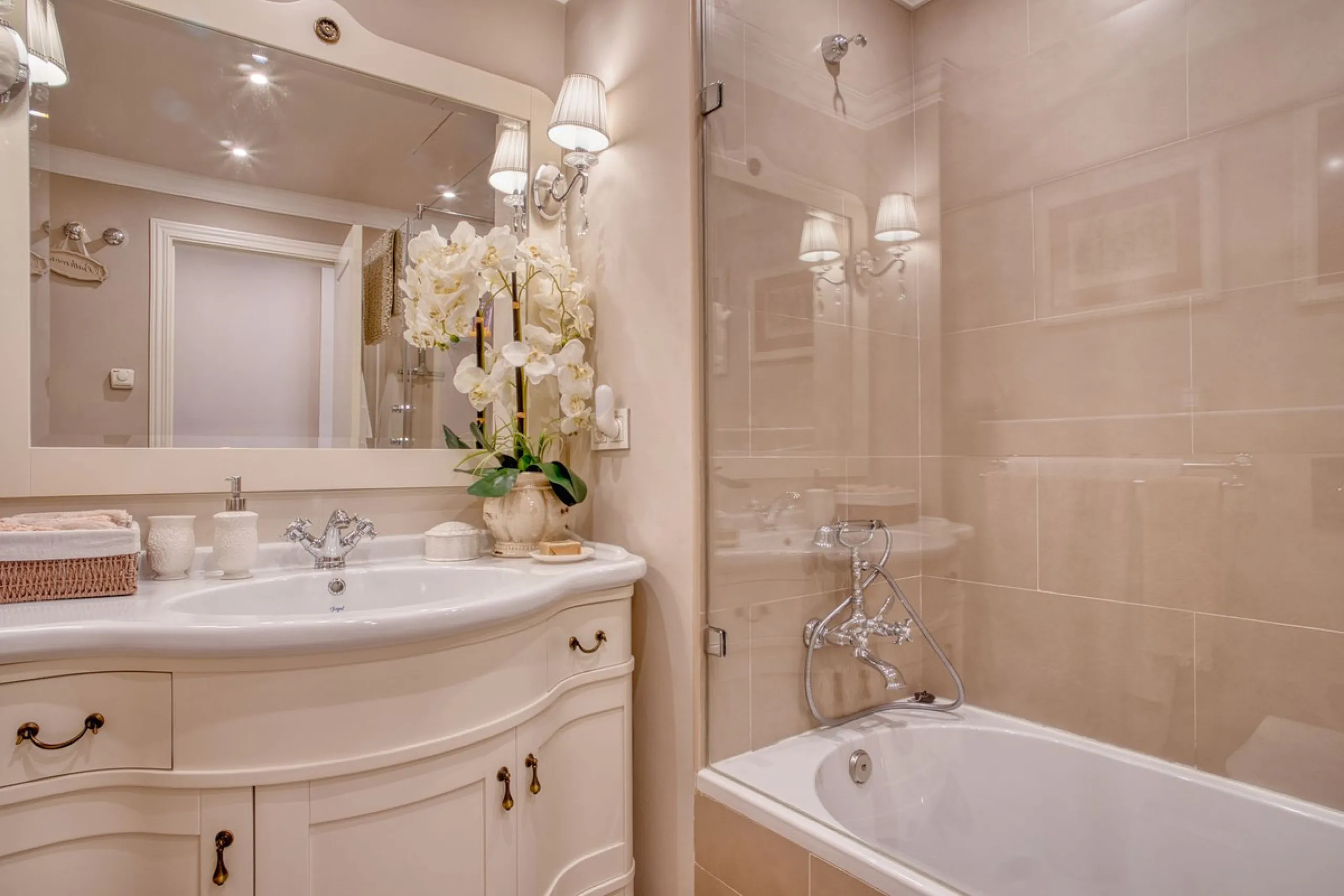 Elegant house in the heart of Marbella, next to the old town and just 1 minute walk from the promenade and the beaches of the city centre.