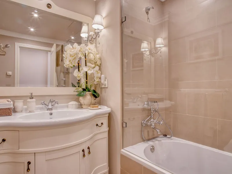 Elegant house in the heart of Marbella, next to the old town and just 1 minute walk from the promenade and the beaches of the city centre.