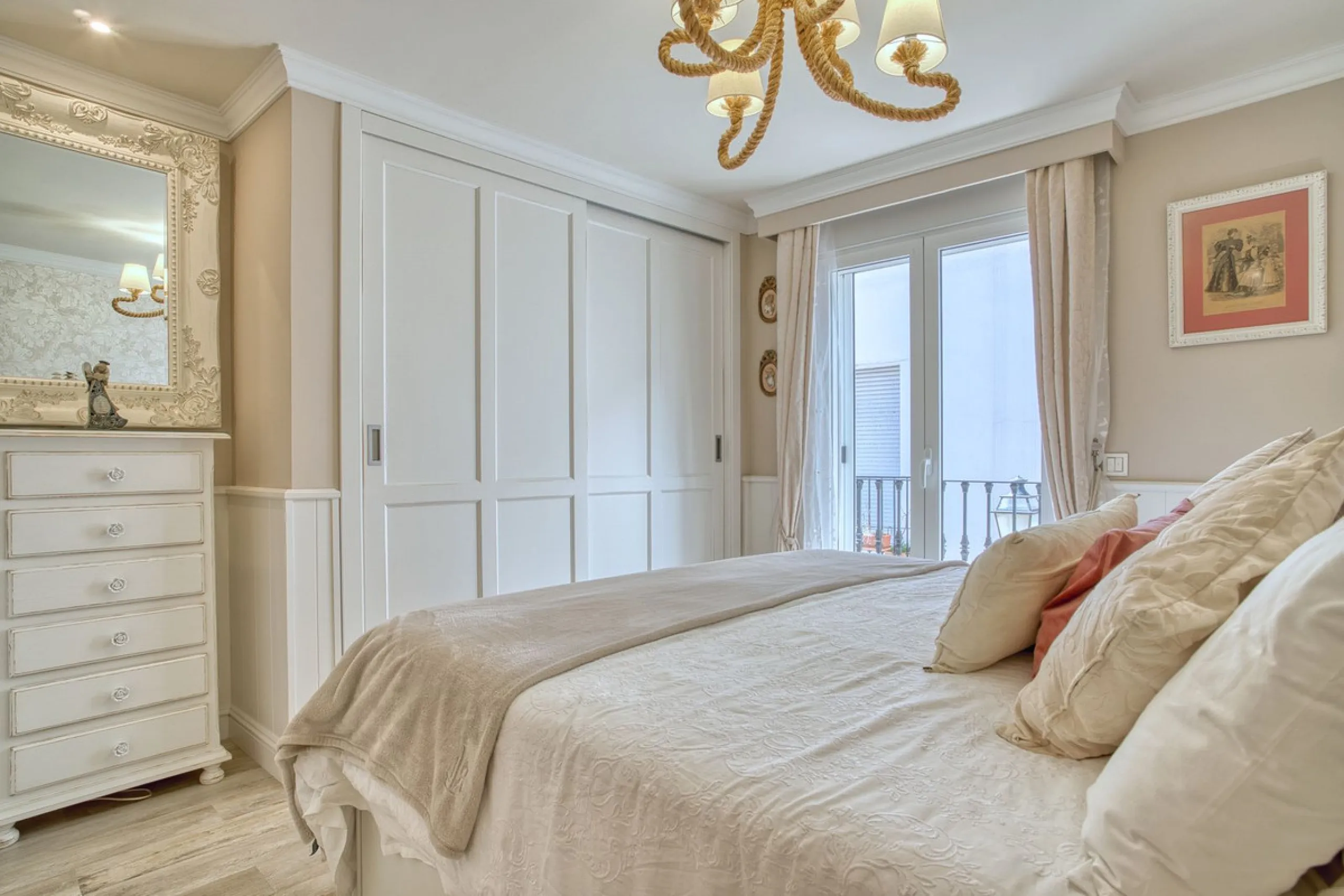Elegant house in the heart of Marbella, next to the old town and just 1 minute walk from the promenade and the beaches of the city centre.