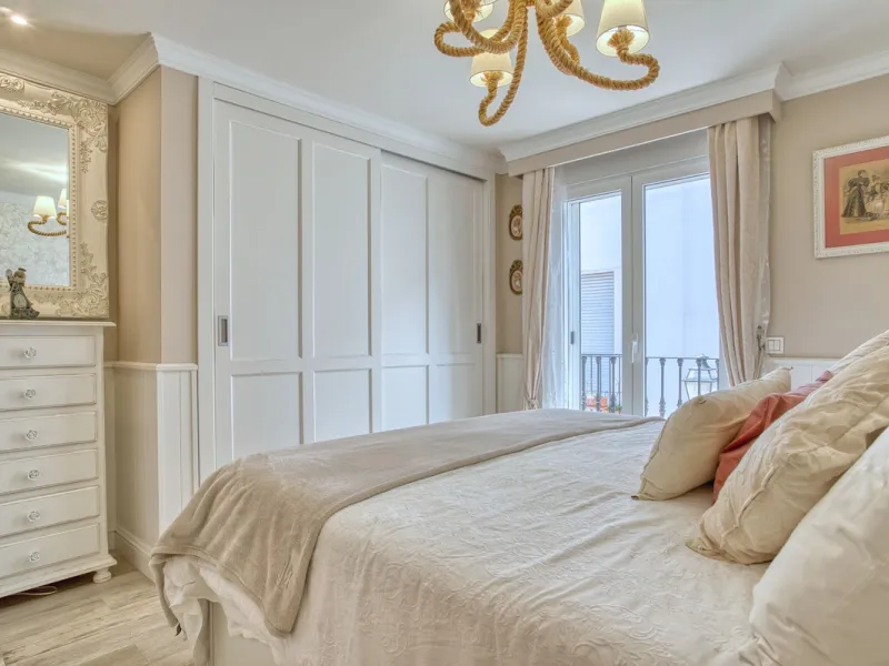 Elegant house in the heart of Marbella, next to the old town and just 1 minute walk from the promenade and the beaches of the city centre.