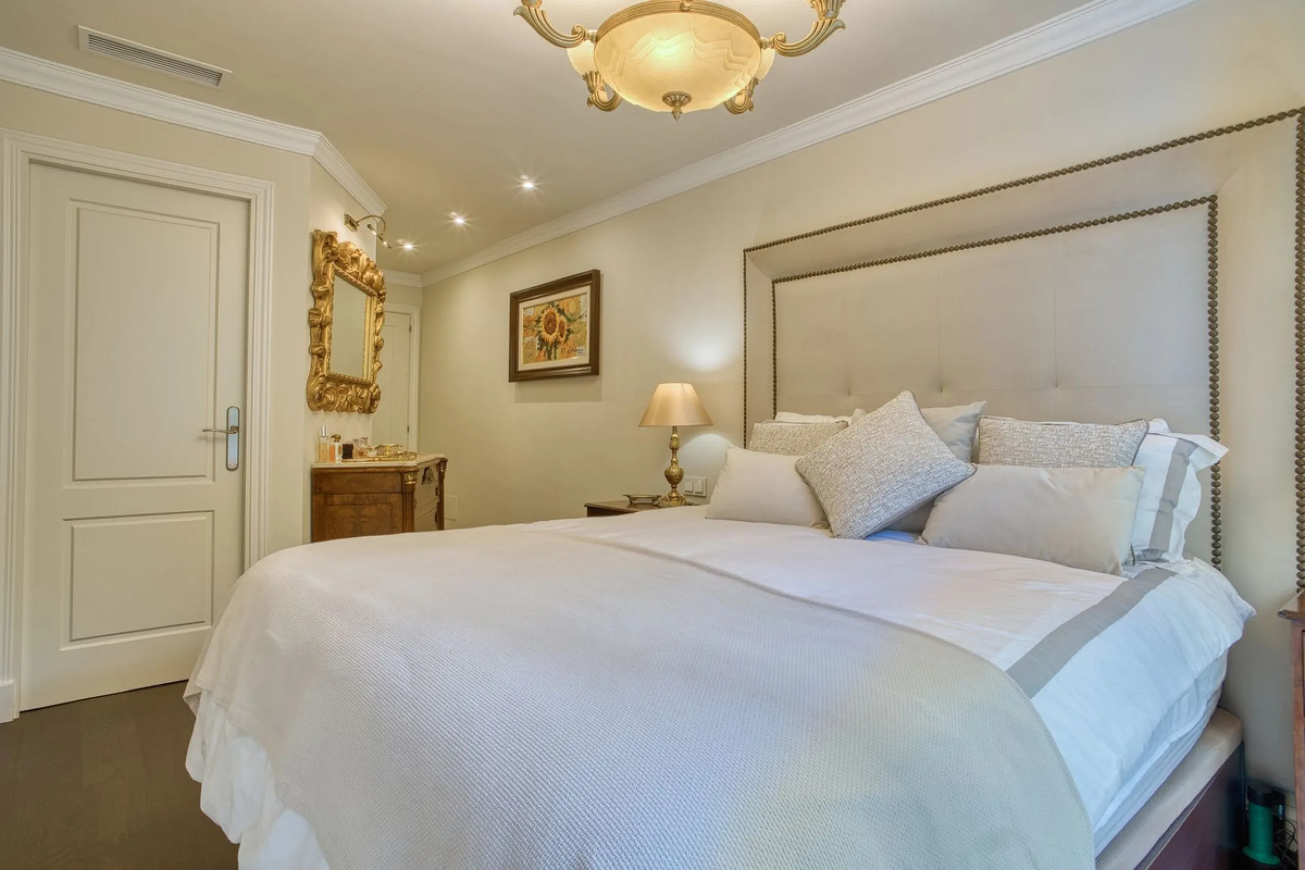 Elegant house in the heart of Marbella, next to the old town and just 1 minute walk from the promenade and the beaches of the city centre.