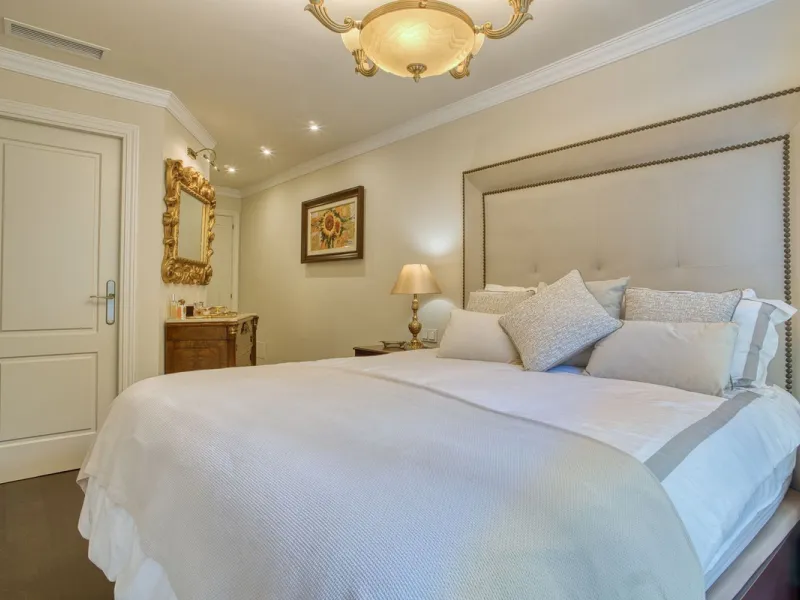 Elegant house in the heart of Marbella, next to the old town and just 1 minute walk from the promenade and the beaches of the city centre.