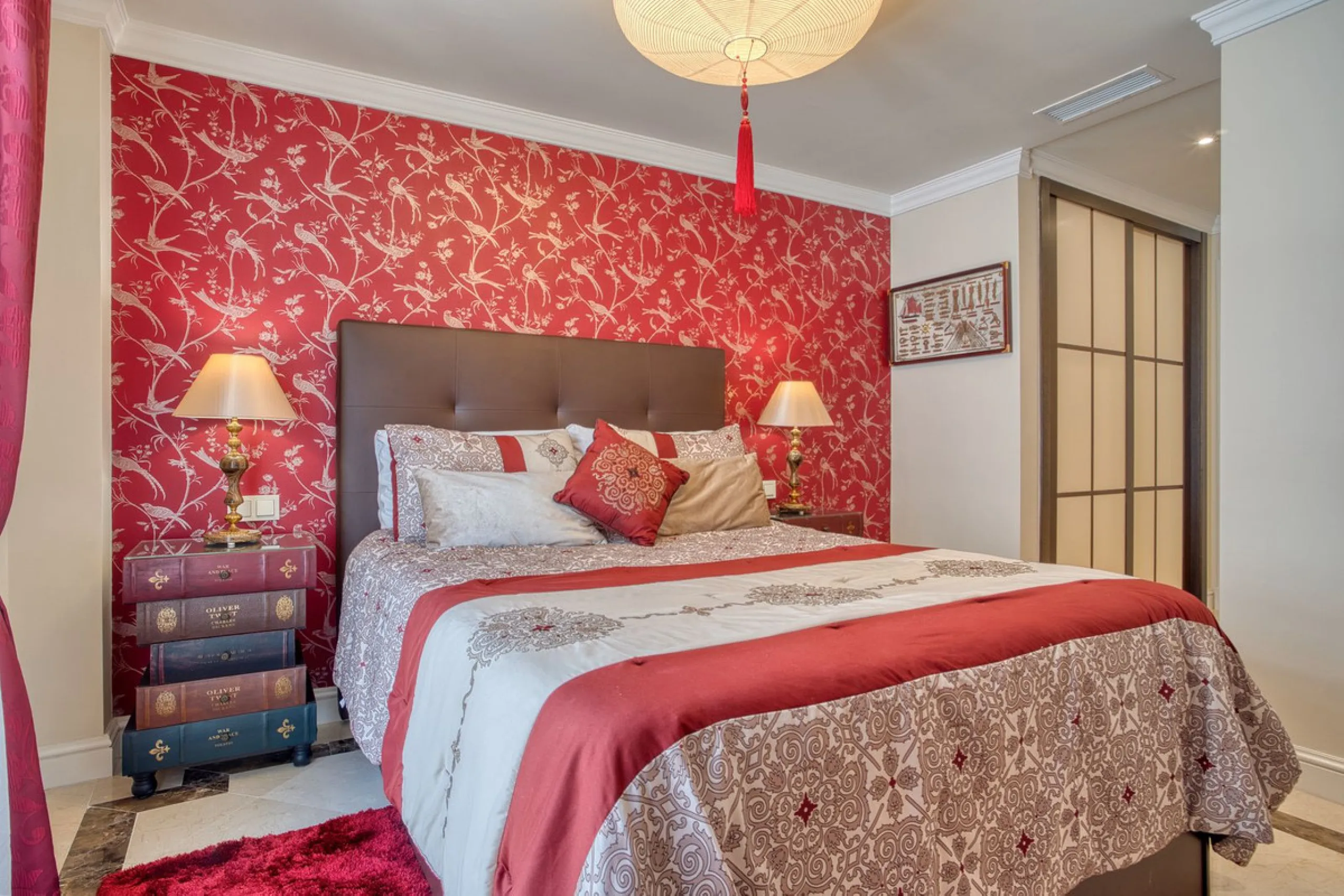 Elegant house in the heart of Marbella, next to the old town and just 1 minute walk from the promenade and the beaches of the city centre.