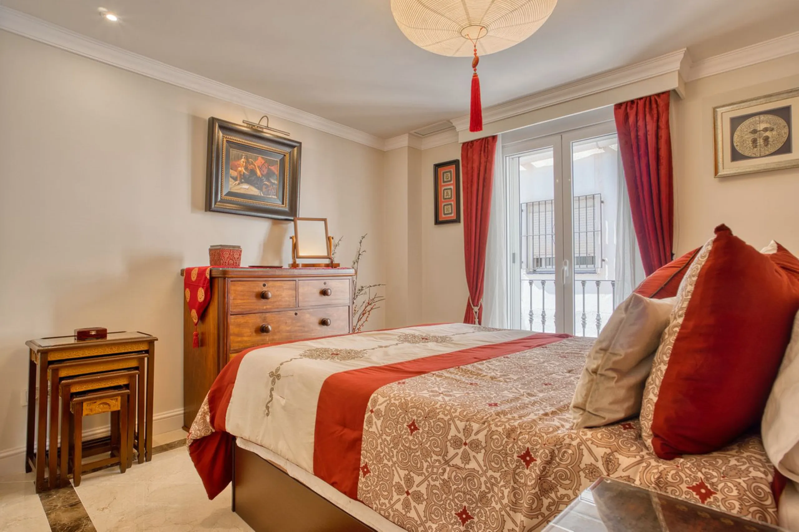 Elegant house in the heart of Marbella, next to the old town and just 1 minute walk from the promenade and the beaches of the city centre.