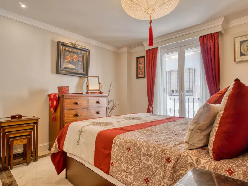 Elegant house in the heart of Marbella, next to the old town and just 1 minute walk from the promenade and the beaches of the city centre.