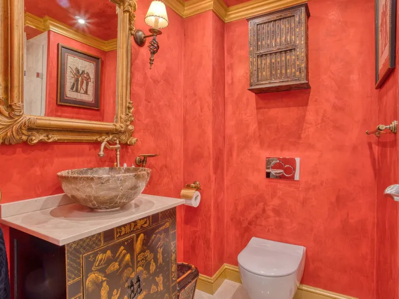 Elegant house in the heart of Marbella, next to the old town and just 1 minute walk from the promenade and the beaches of the city centre.