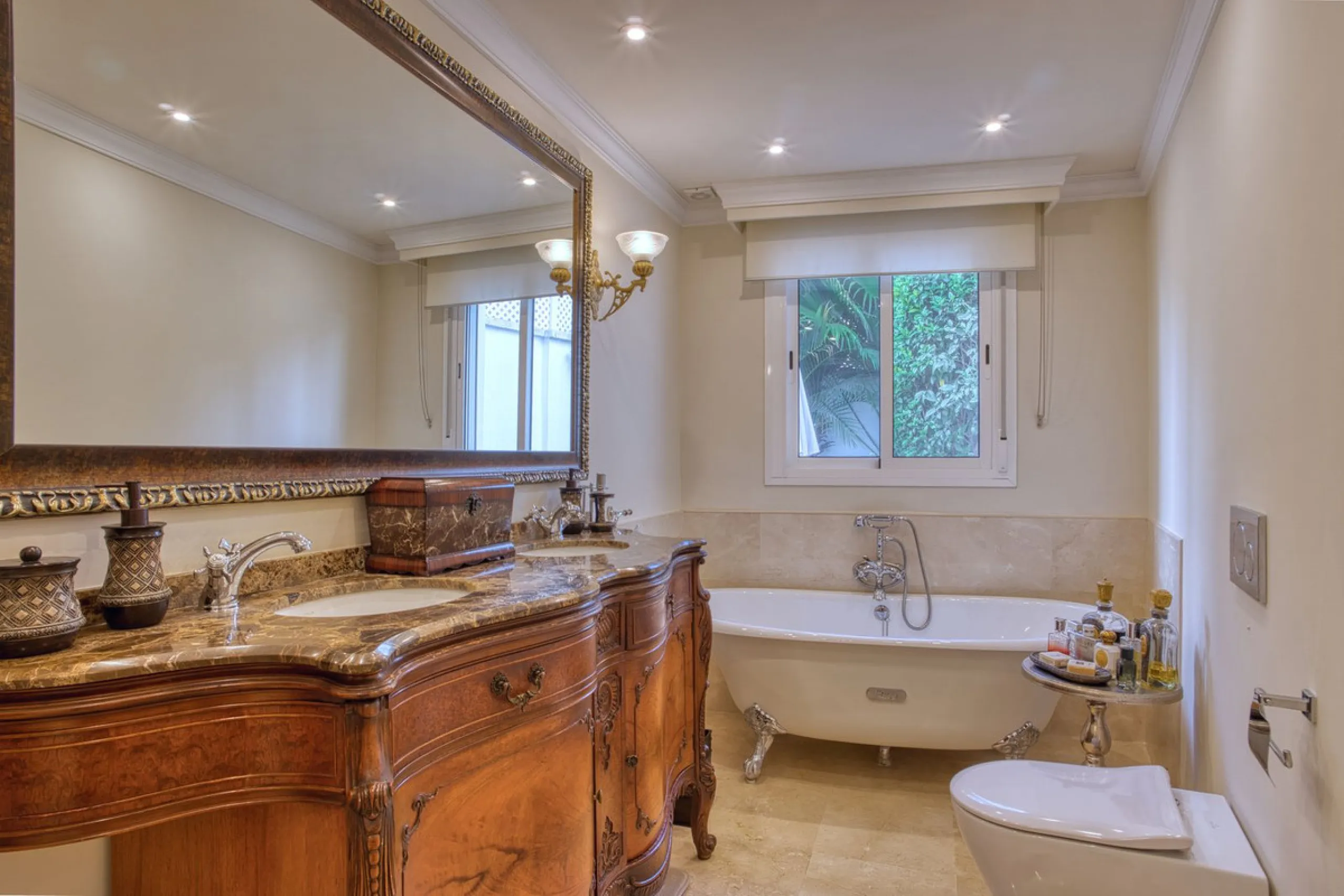 Elegant house in the heart of Marbella, next to the old town and just 1 minute walk from the promenade and the beaches of the city centre.