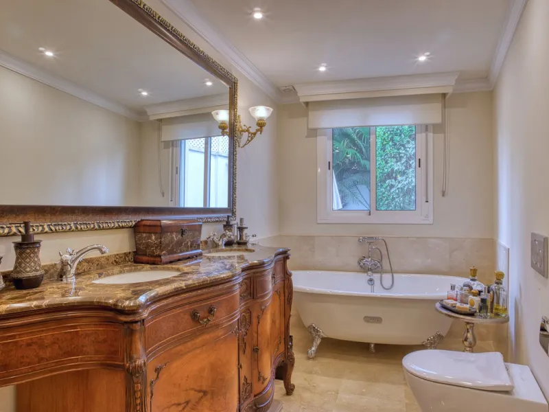 Elegant house in the heart of Marbella, next to the old town and just 1 minute walk from the promenade and the beaches of the city centre.