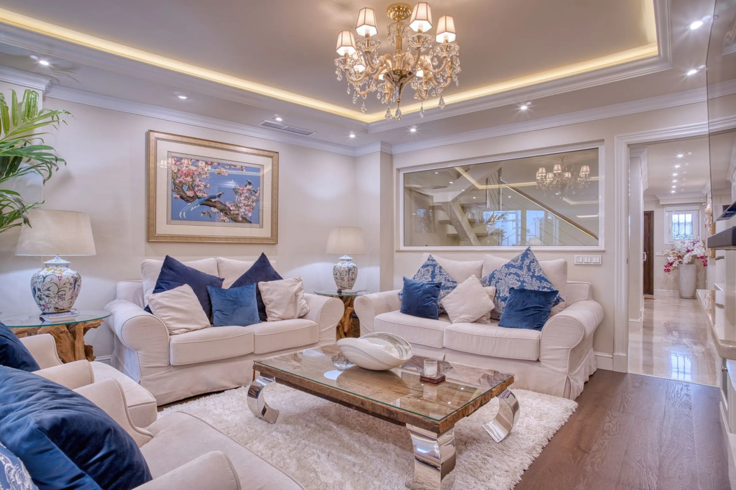 Elegant house in the heart of Marbella, next to the old town and just 1 minute walk from the promenade and the beaches of the city centre.