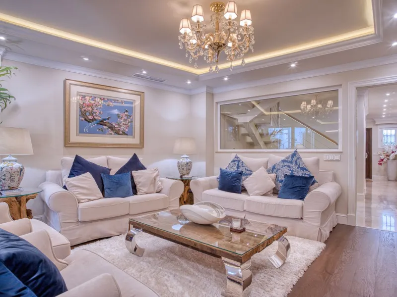 Elegant house in the heart of Marbella, next to the old town and just 1 minute walk from the promenade and the beaches of the city centre.