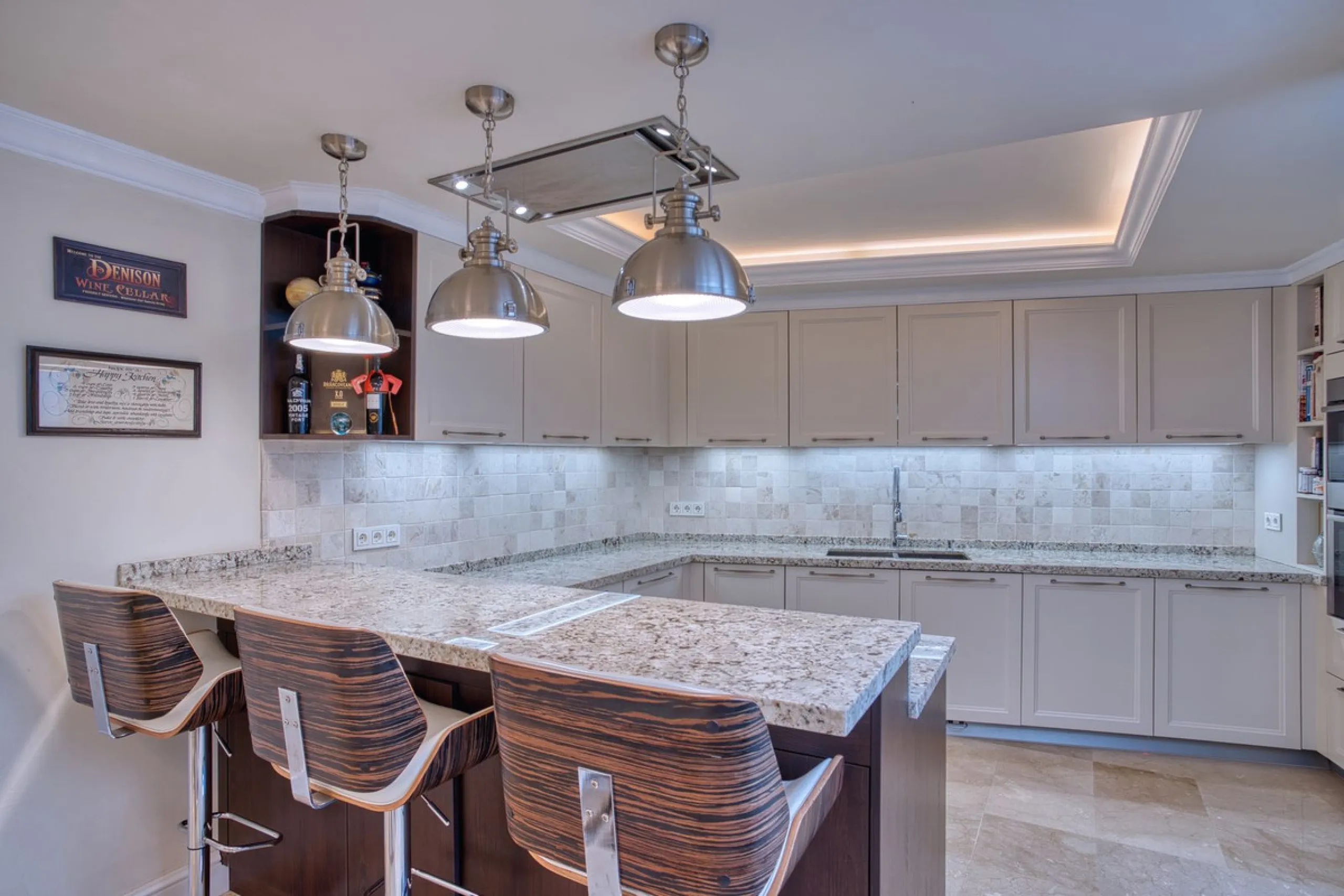 Elegant house in the heart of Marbella, next to the old town and just 1 minute walk from the promenade and the beaches of the city centre.