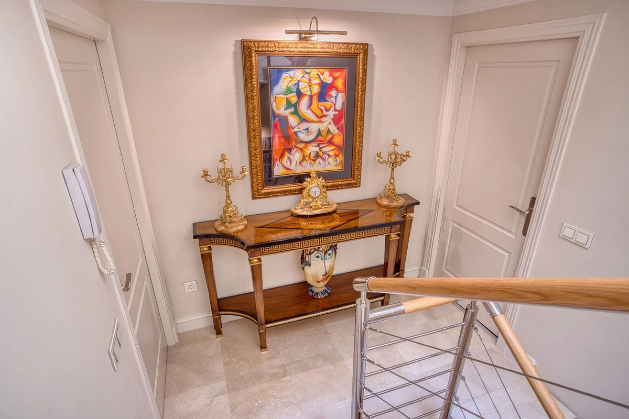 Elegant house in the heart of Marbella, next to the old town and just 1 minute walk from the promenade and the beaches of the city centre.