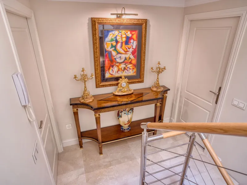 Elegant house in the heart of Marbella, next to the old town and just 1 minute walk from the promenade and the beaches of the city centre.
