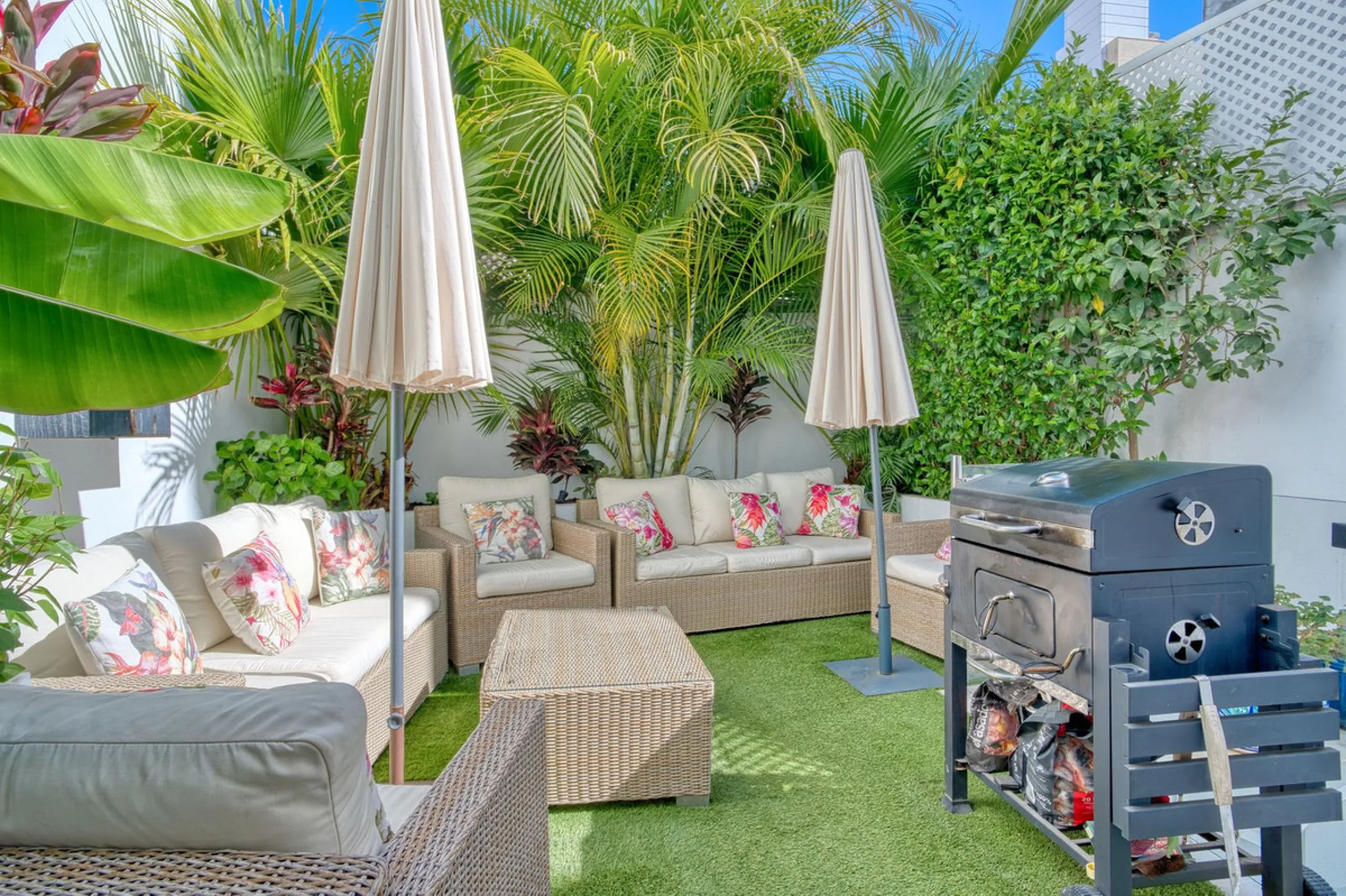 Elegant house in the heart of Marbella, next to the old town and just 1 minute walk from the promenade and the beaches of the city centre.
