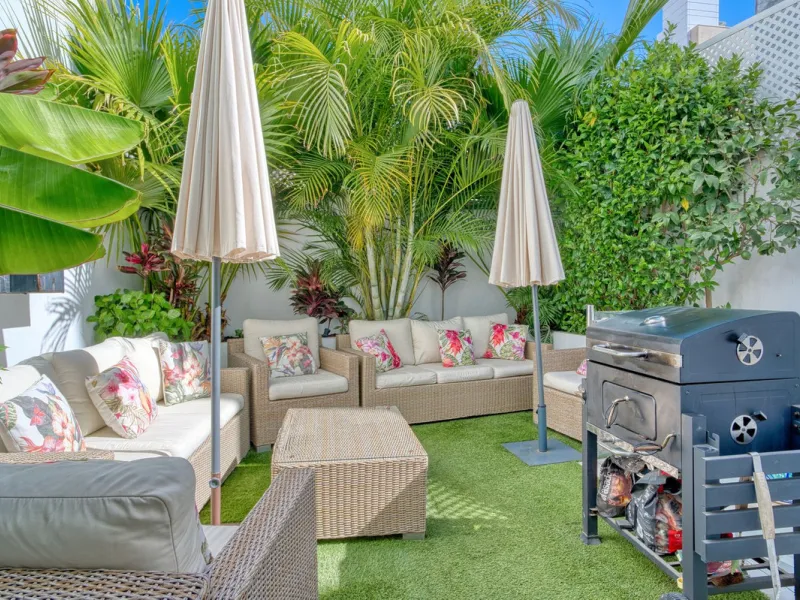 Elegant house in the heart of Marbella, next to the old town and just 1 minute walk from the promenade and the beaches of the city centre.