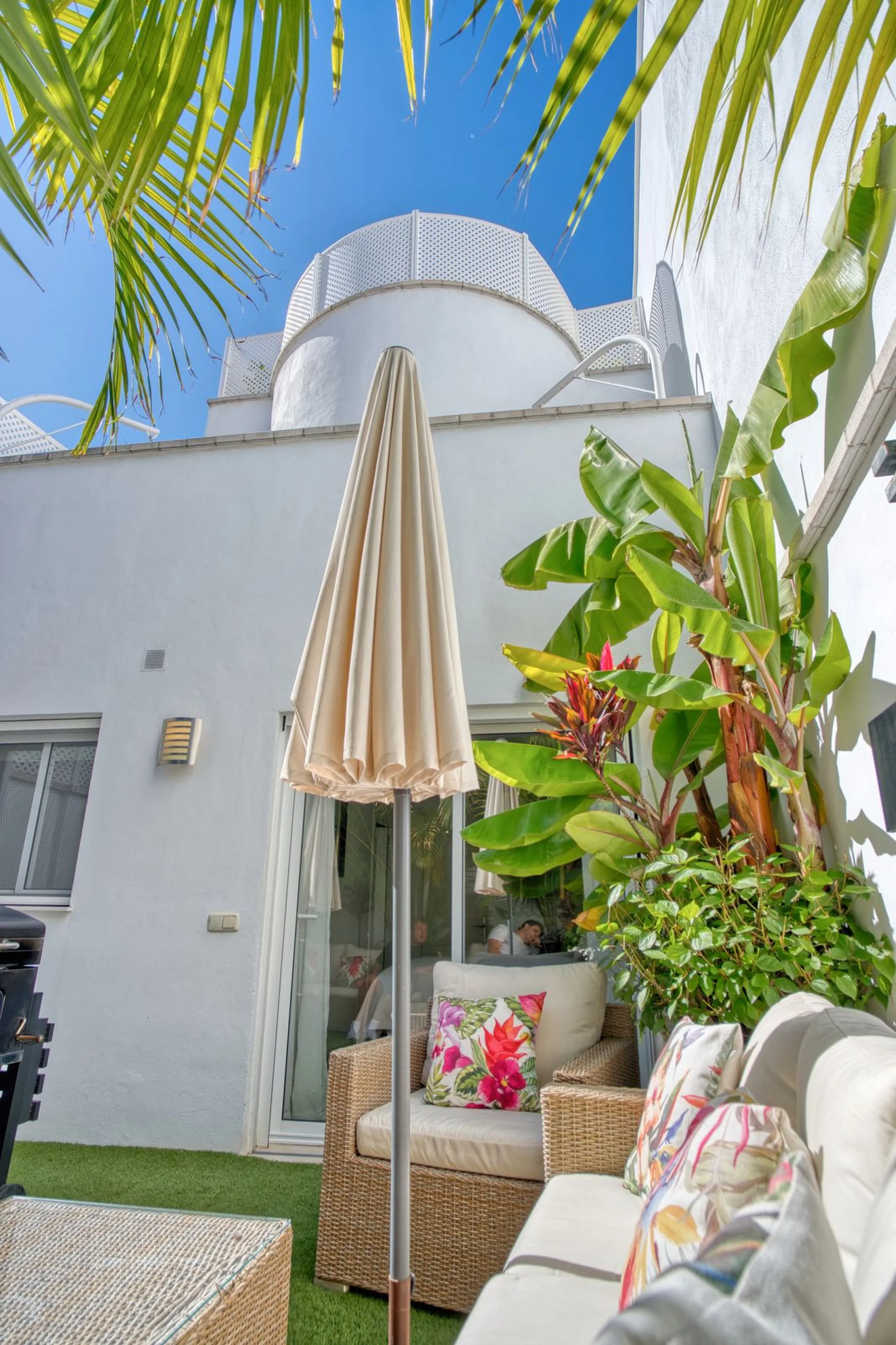 Elegant house in the heart of Marbella, next to the old town and just 1 minute walk from the promenade and the beaches of the city centre.