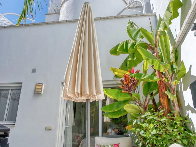 Elegant house in the heart of Marbella, next to the old town and just 1 minute walk from the promenade and the beaches of the city centre.