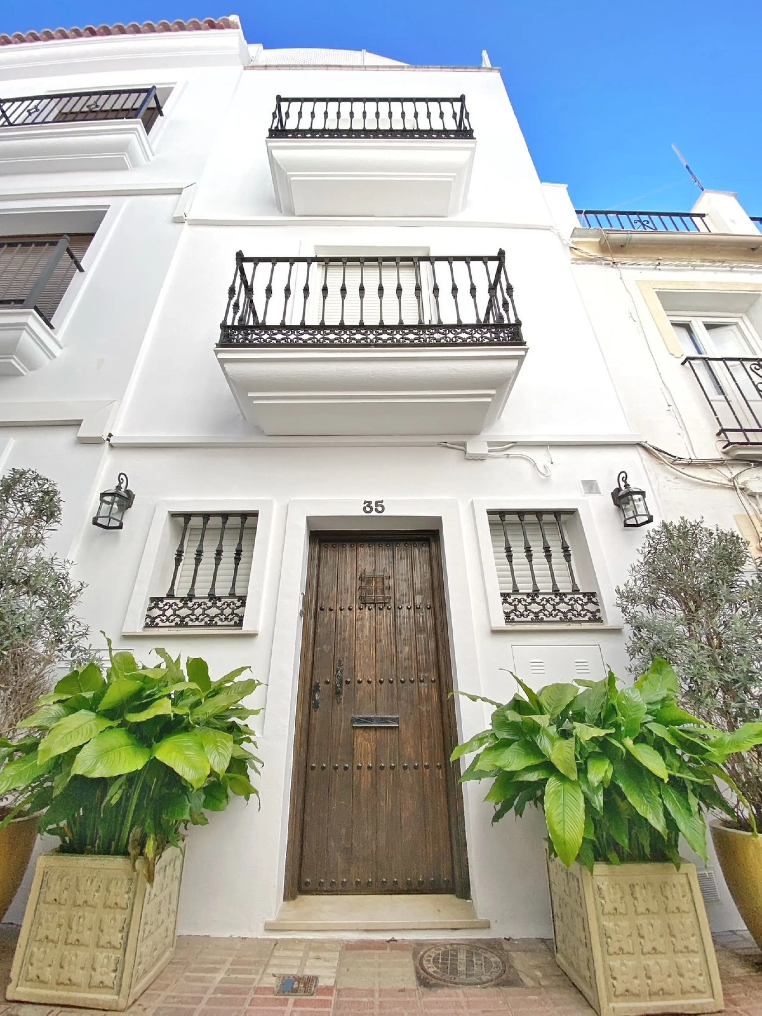 Elegant house in the heart of Marbella, next to the old town and just 1 minute walk from the promenade and the beaches of the city centre.