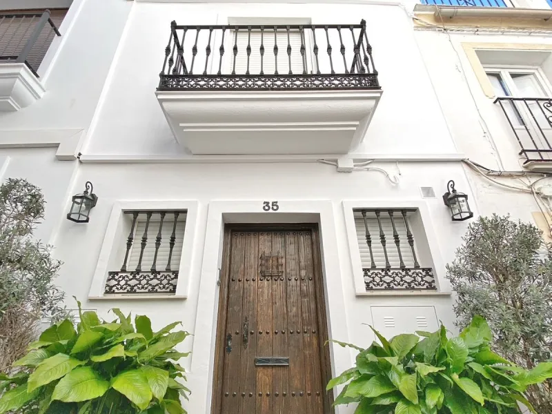 Elegant house in the heart of Marbella, next to the old town and just 1 minute walk from the promenade and the beaches of the city centre.