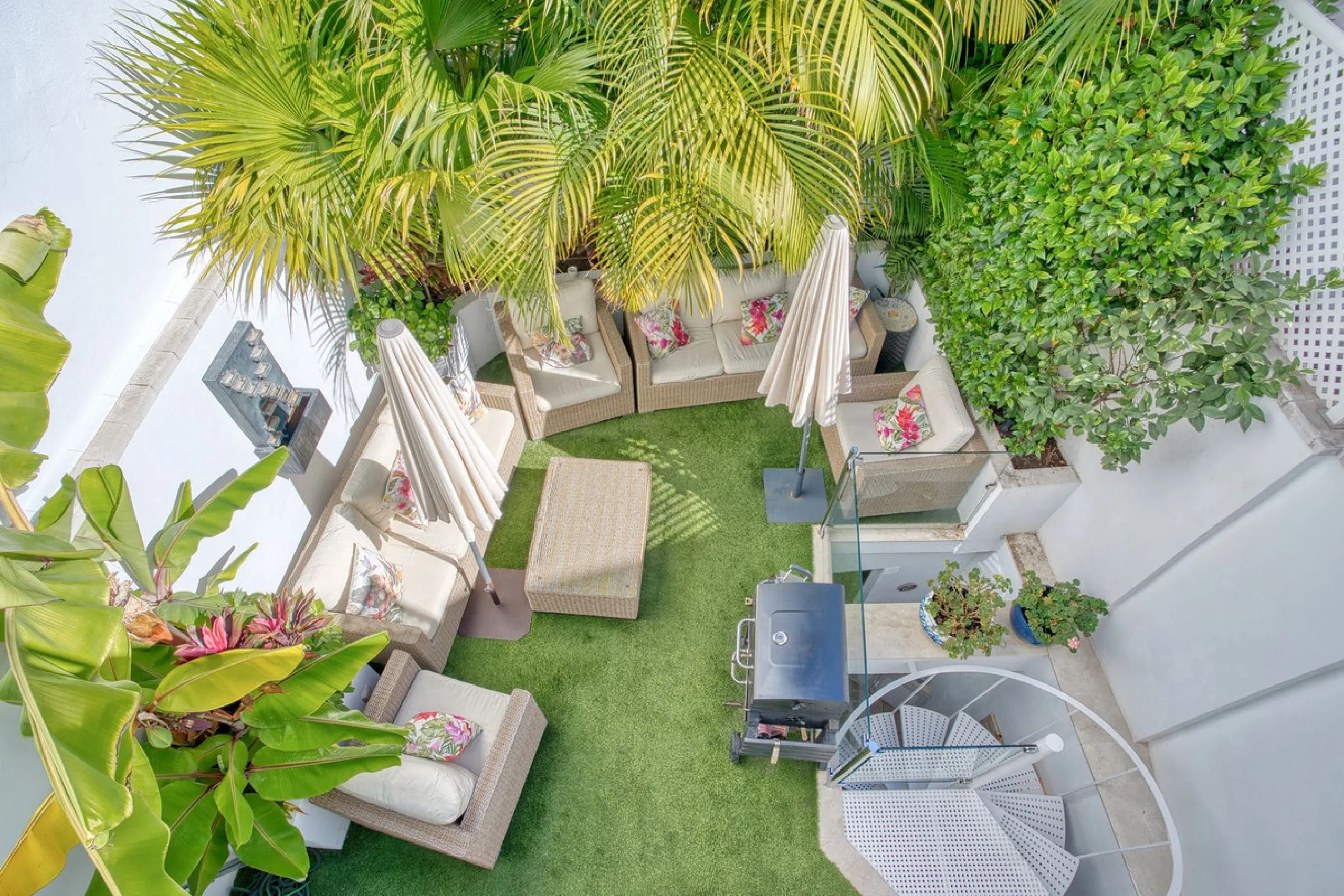 Elegant house in the heart of Marbella, next to the old town and just 1 minute walk from the promenade and the beaches of the city centre.