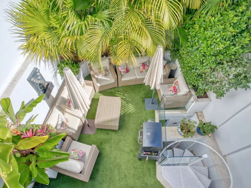 Elegant house in the heart of Marbella, next to the old town and just 1 minute walk from the promenade and the beaches of the city centre.