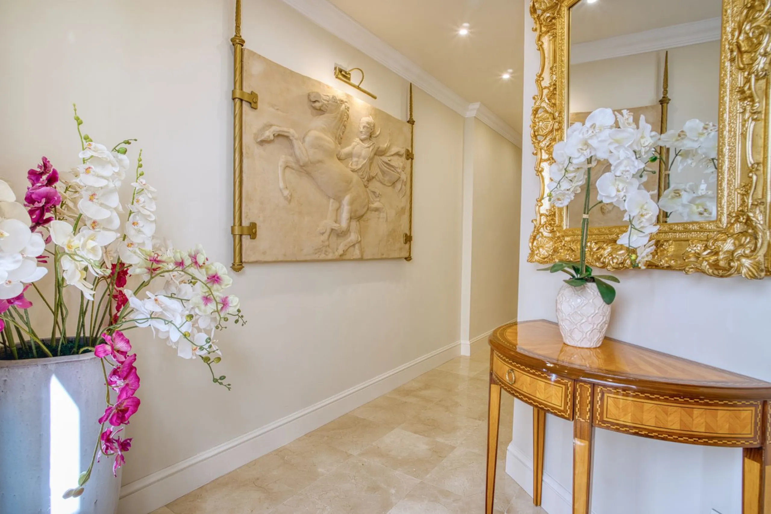 Elegant house in the heart of Marbella, next to the old town and just 1 minute walk from the promenade and the beaches of the city centre.