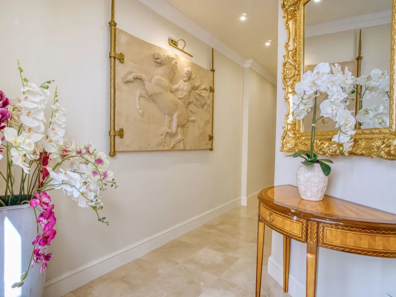 Elegant house in the heart of Marbella, next to the old town and just 1 minute walk from the promenade and the beaches of the city centre.