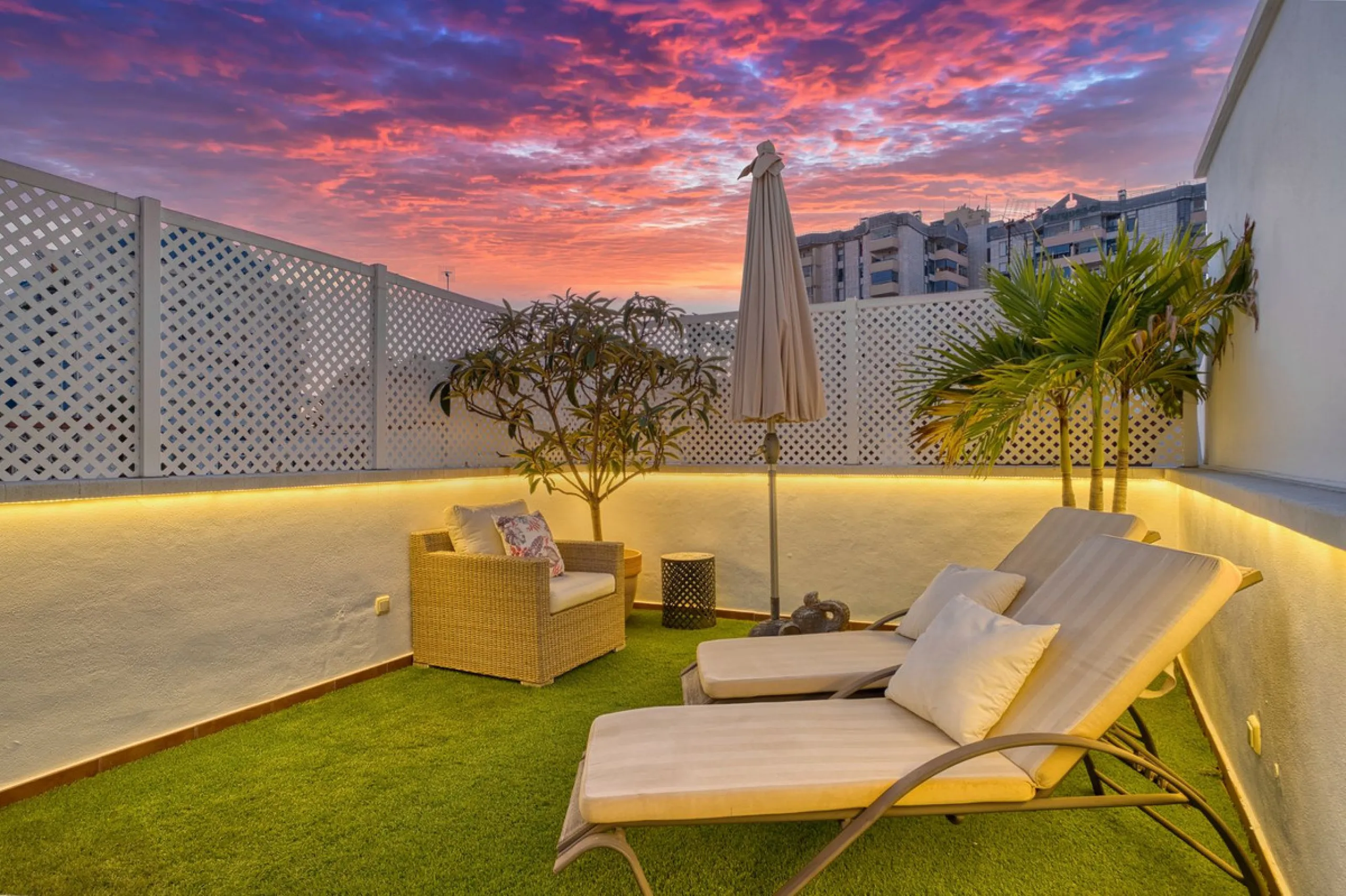 Elegant house in the heart of Marbella, next to the old town and just 1 minute walk from the promenade and the beaches of the city centre.