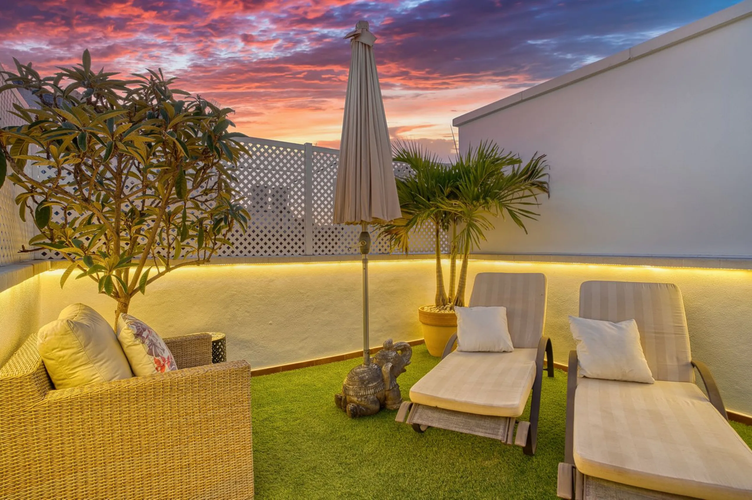 Elegant house in the heart of Marbella, next to the old town and just 1 minute walk from the promenade and the beaches of the city centre.
