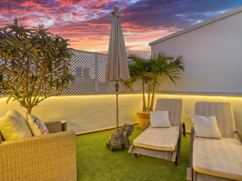 Elegant house in the heart of Marbella, next to the old town and just 1 minute walk from the promenade and the beaches of the city centre.