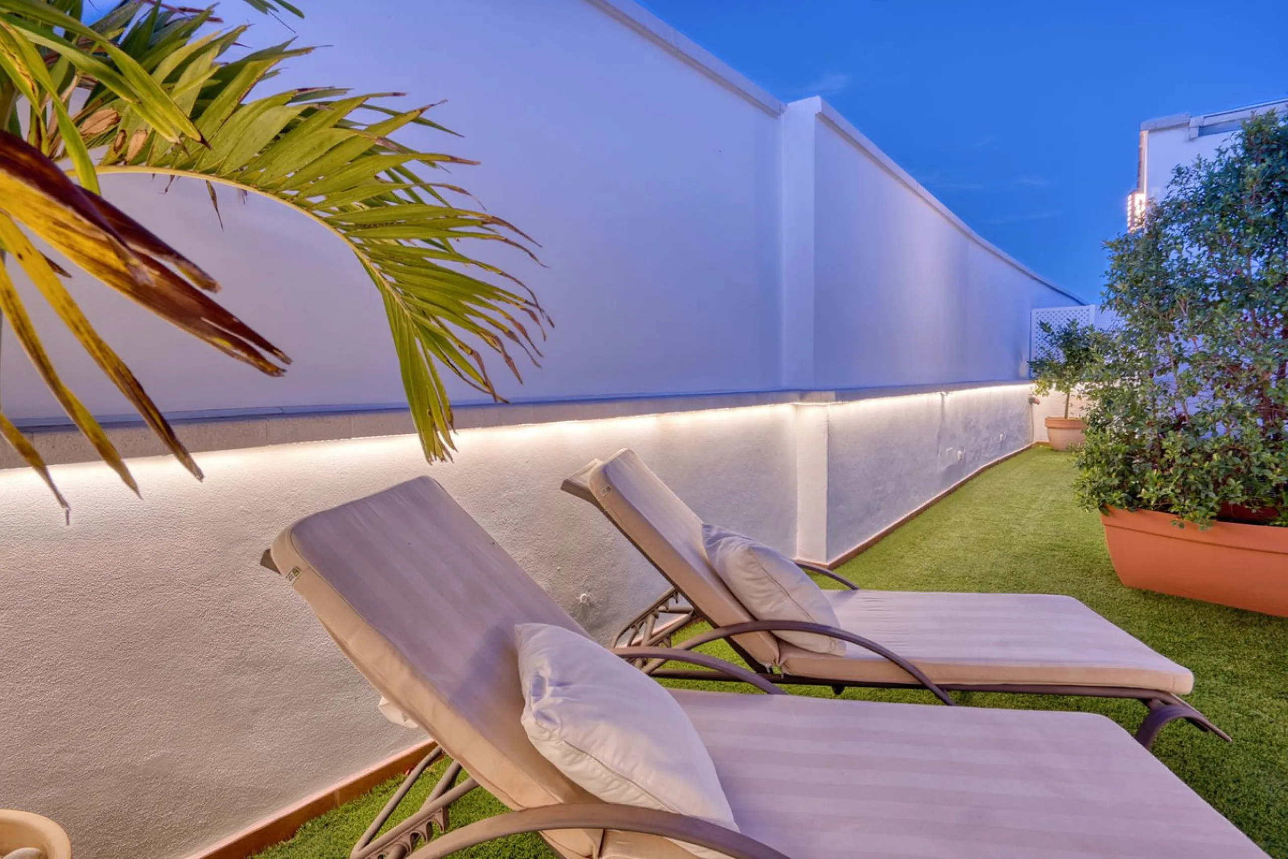 Elegant house in the heart of Marbella, next to the old town and just 1 minute walk from the promenade and the beaches of the city centre.