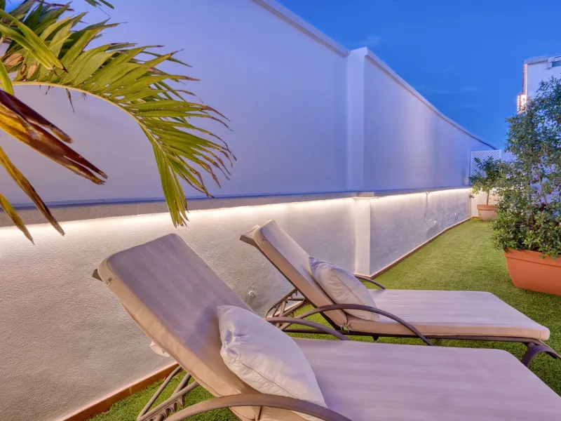 Elegant house in the heart of Marbella, next to the old town and just 1 minute walk from the promenade and the beaches of the city centre.