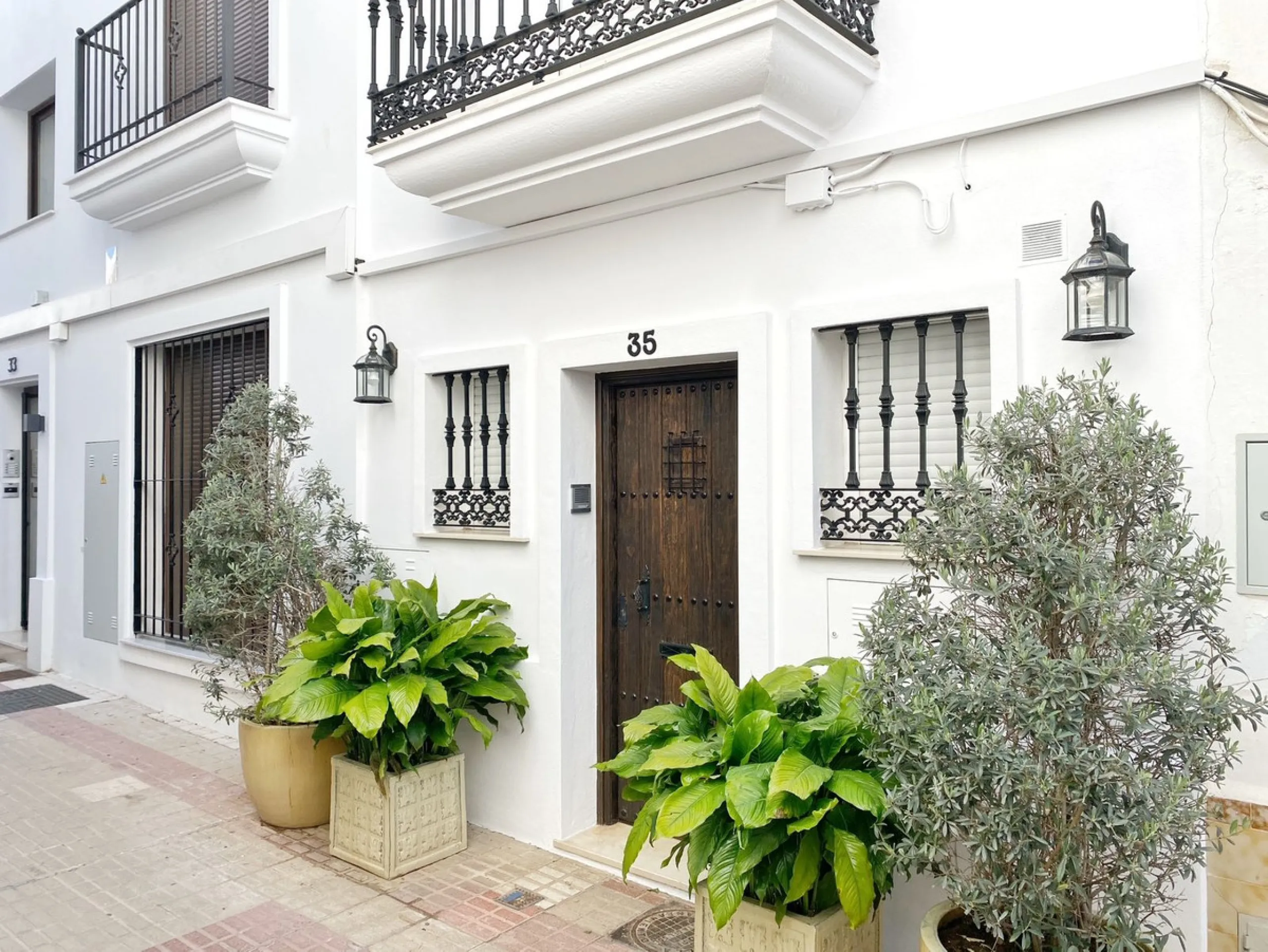 Elegant house in the heart of Marbella, next to the old town and just 1 minute walk from the promenade and the beaches of the city centre.