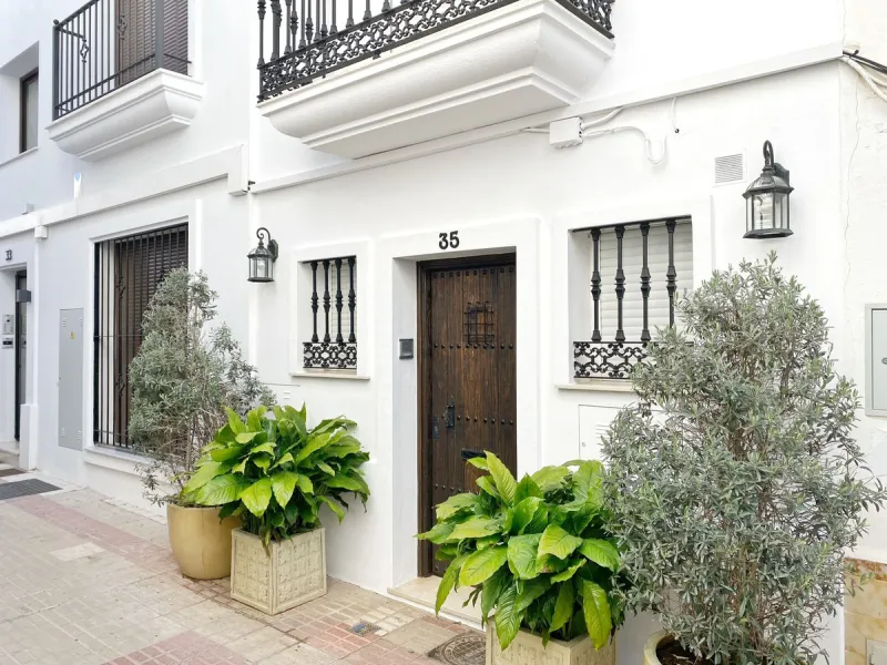 Elegant house in the heart of Marbella, next to the old town and just 1 minute walk from the promenade and the beaches of the city centre.